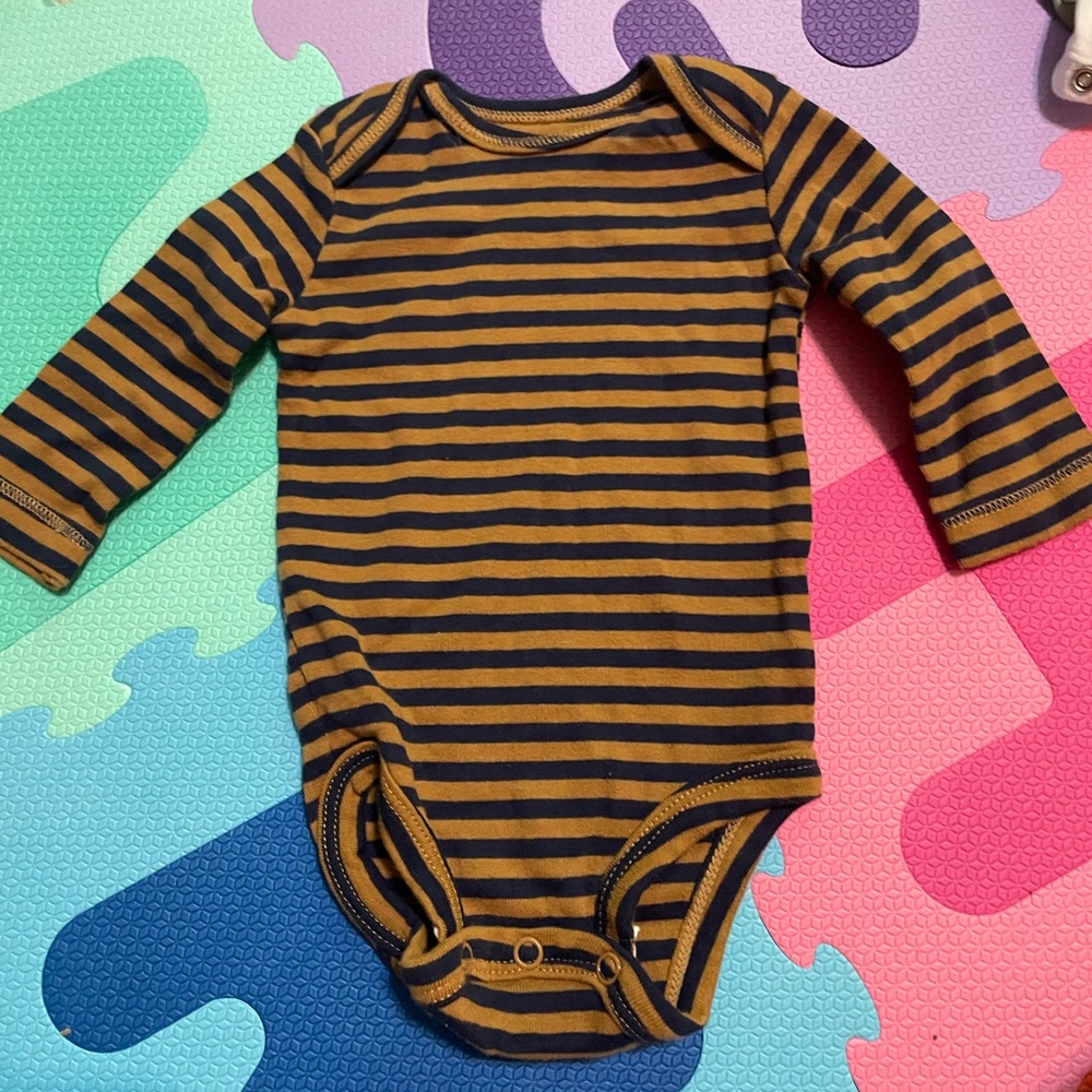 Lot of 8 long sleeve onesies size 0-3 months sleepers